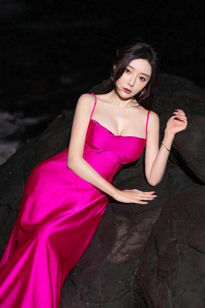 穿低胸吊带长裙的美女王馨瑶性感美女壁纸图片