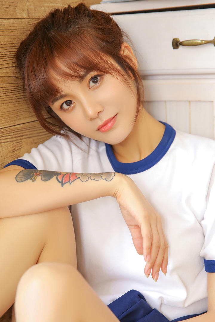 纹身的极品美女校花写真图片