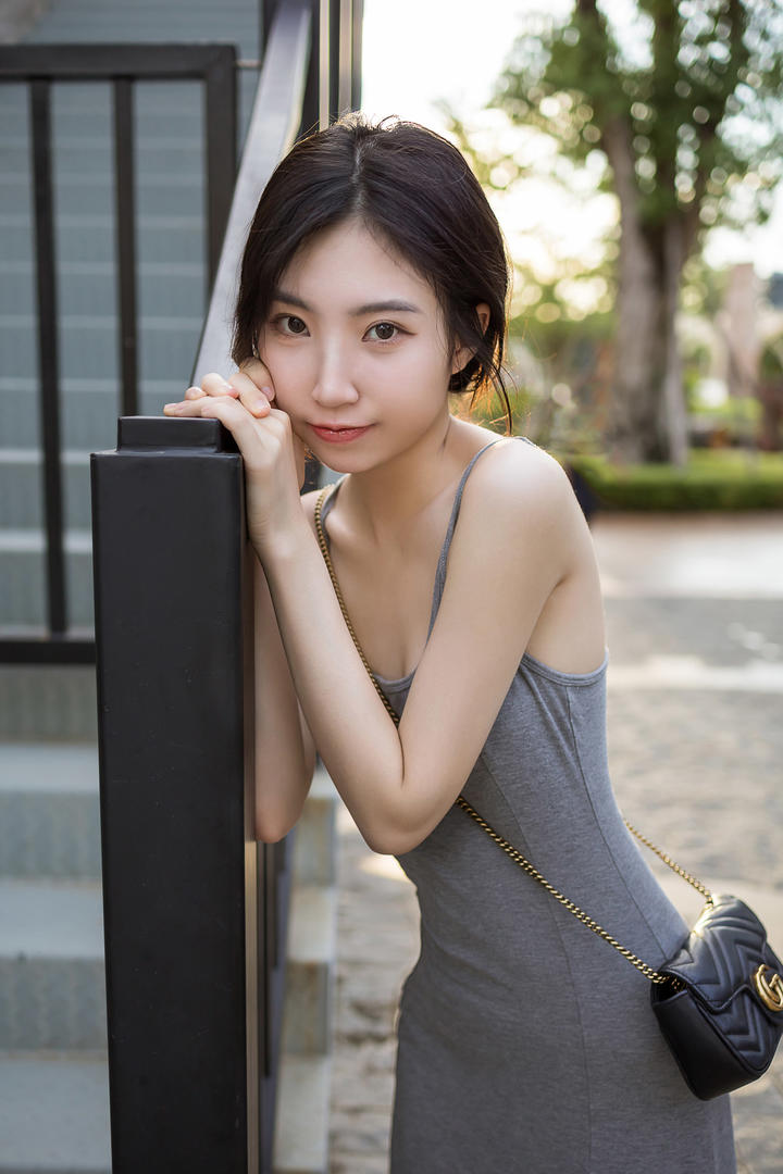 靠在扶手上的年轻漂亮女孩小乔美女照片