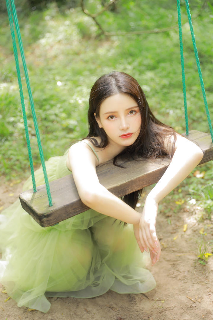 趴在秋千上的女生头像小清新可爱女生头像唯美写真图片