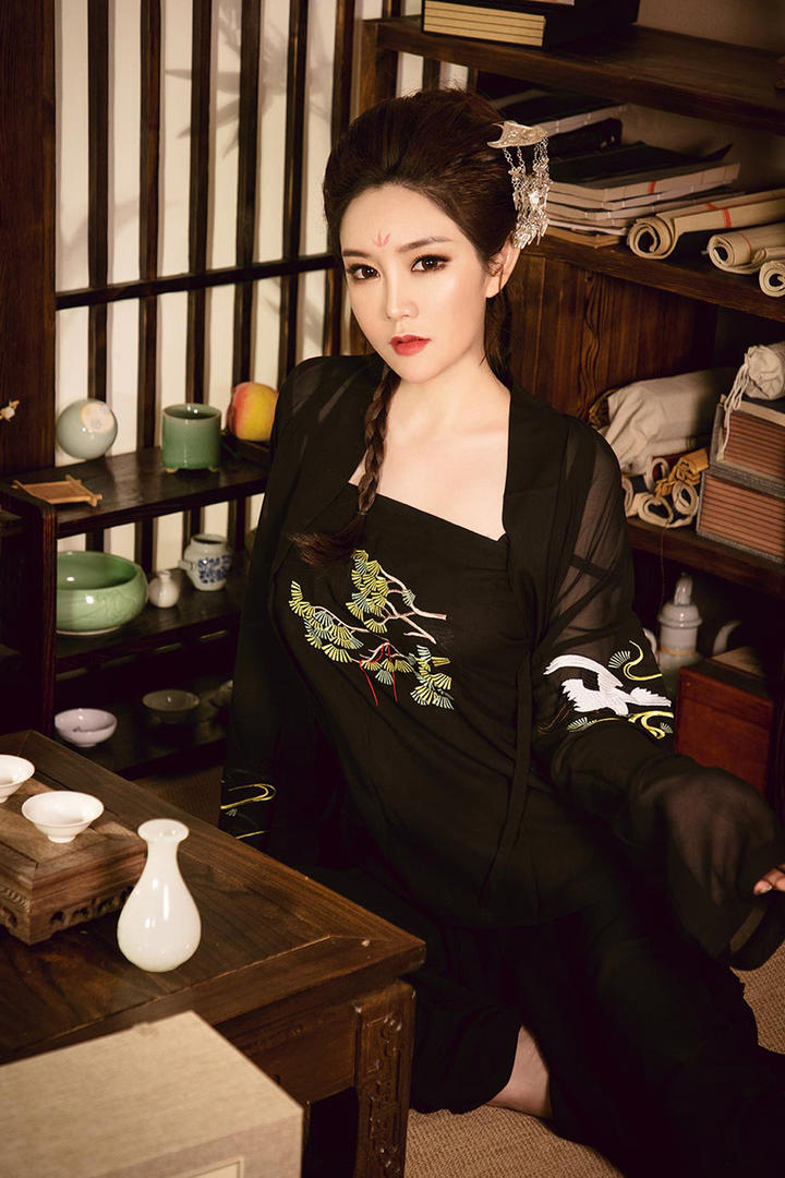 一身黑色古装美女金梓琳艺术写真图片