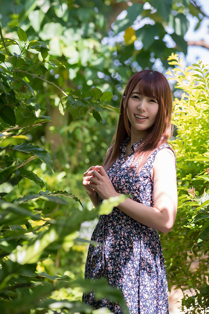 站在树丛中日本模特明星波多野结衣性感女神艺术照