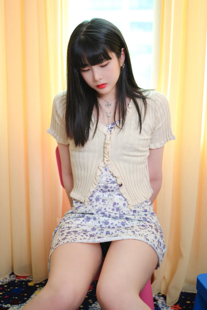 韩国极品靓丽美女超短裙走光图片