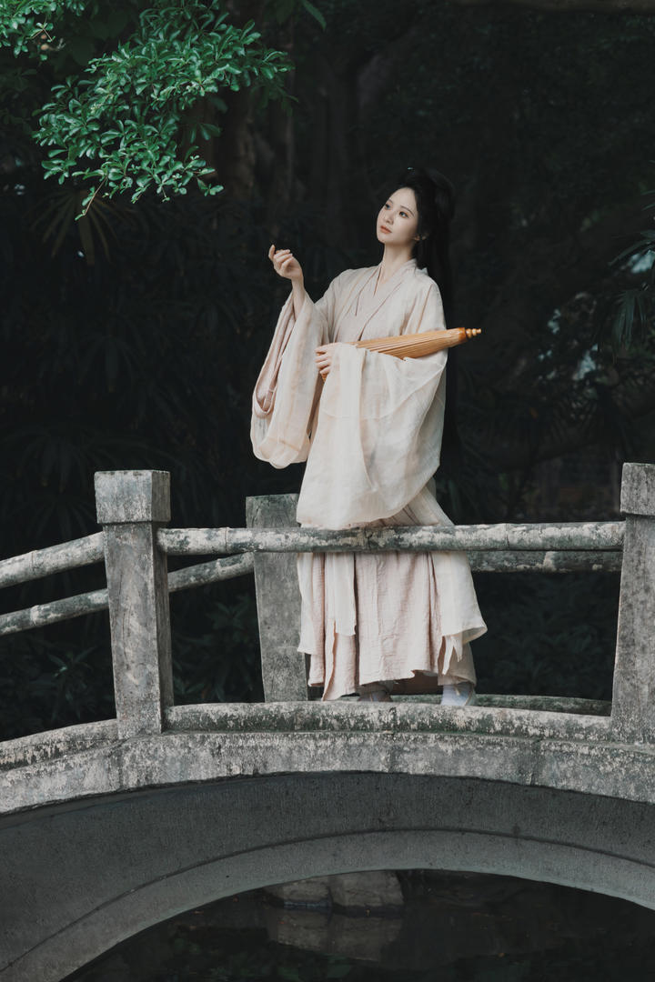 抱着雨伞的古典汉服美女模特个人艺术摄影图片