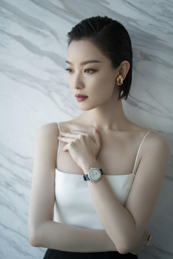 倪妮吊带迷人短发女强人性感写真图片