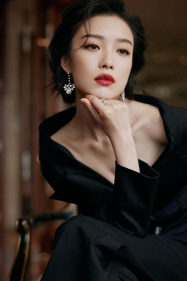 托腮沉思的女演员倪妮优雅写真图片