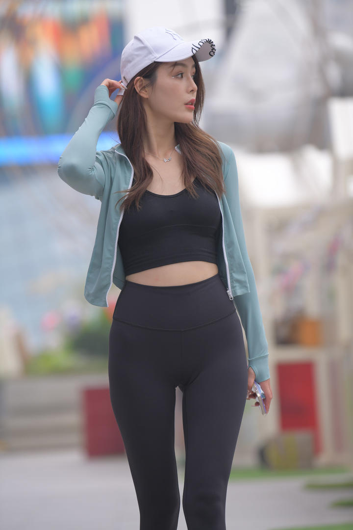 街拍婀娜多姿的瑜伽裤美女壁纸图片