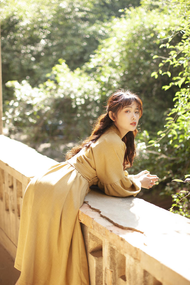 趴在栏杆上晒太阳的清纯美女黄子卿写真图片
