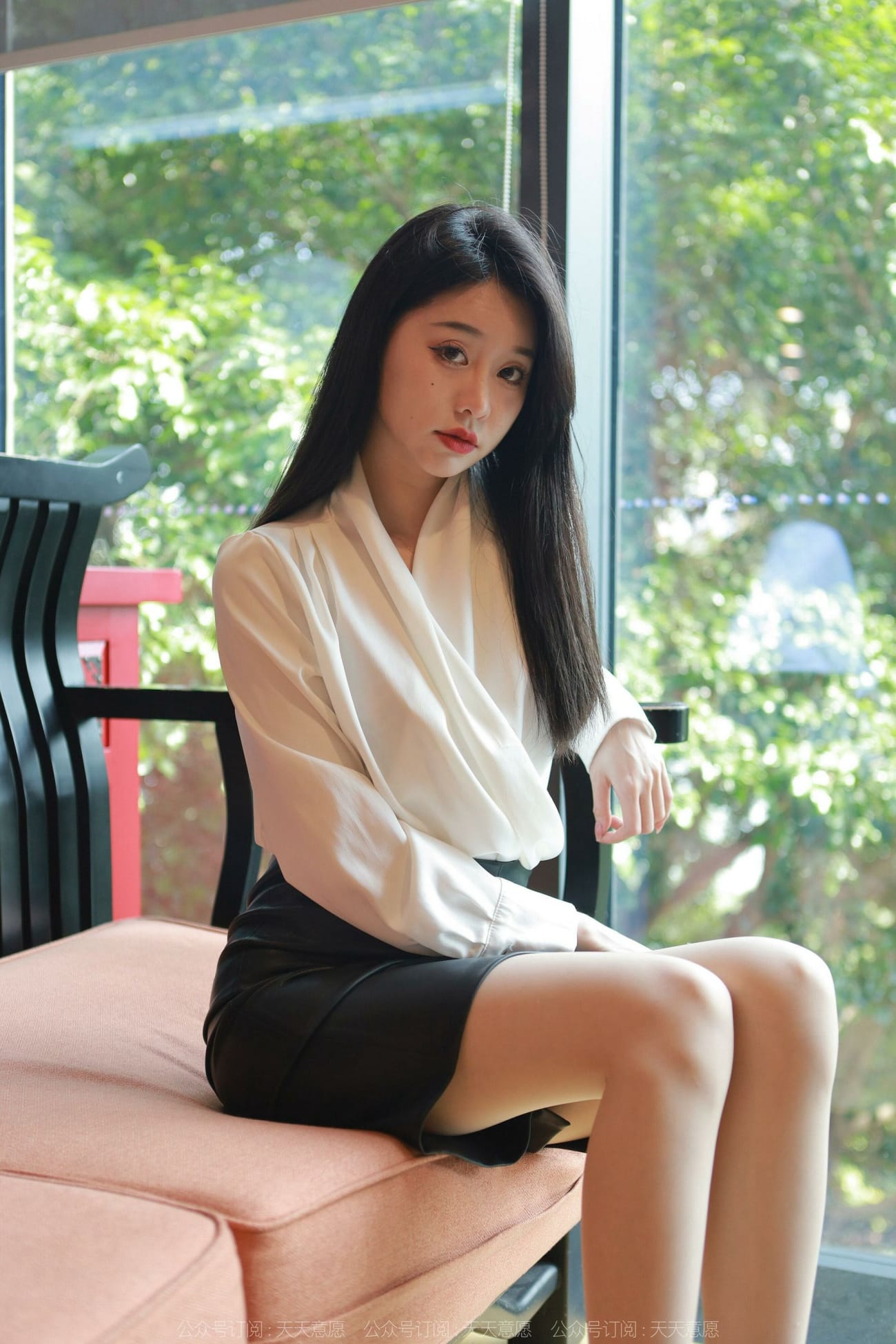 异思趣向IESS模特佳爷白衬衫黑皮裙搭配丝袜系列性感写真