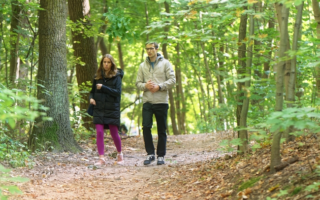 树林散步小情侣图片