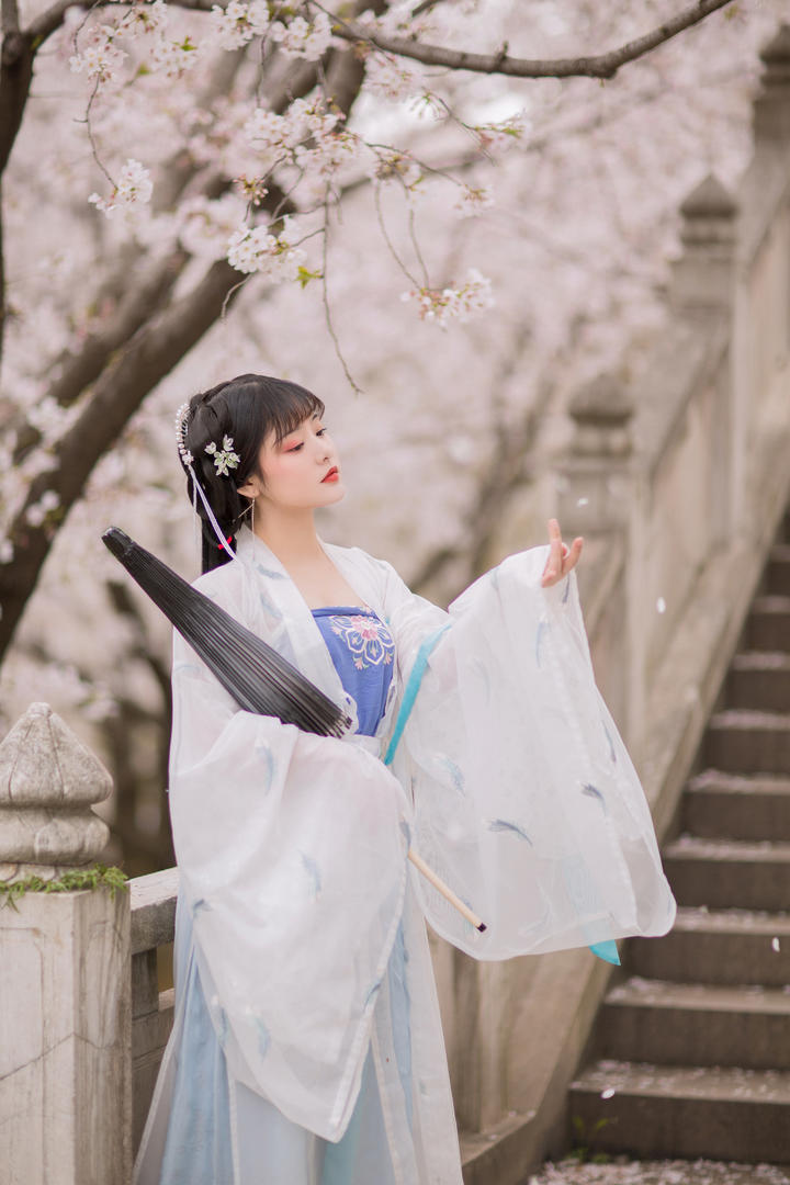 抱着雨伞的清纯古装汉服小姐姐唯美写真图片