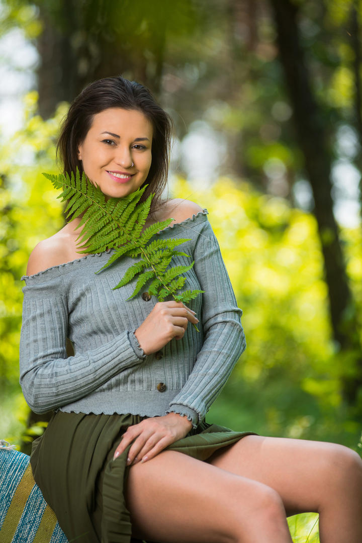 拿着叶子的欧美人体艺术户外写真图片