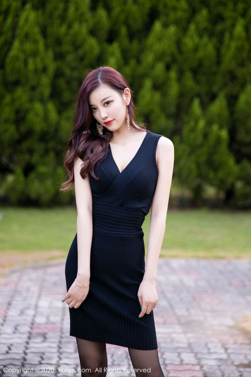 秀人网性感女神杨晨晨sugar黑色吊裙魅惑黑丝室外松林写真