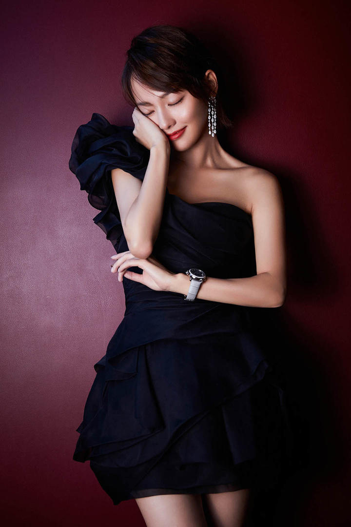 黑色性感超短裙美女张嘉倪写真图片