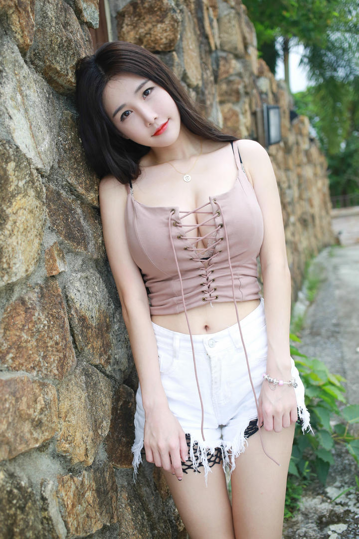 靠在墙上的高清大胸美女图片