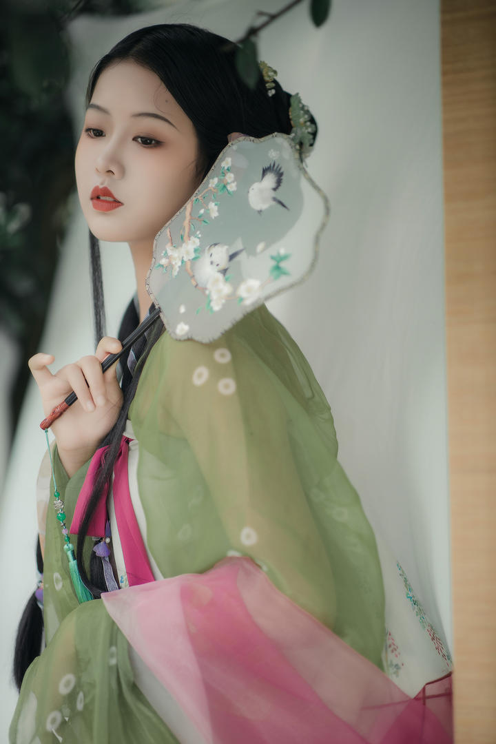 拿着扇子的古风女生头像高清图片