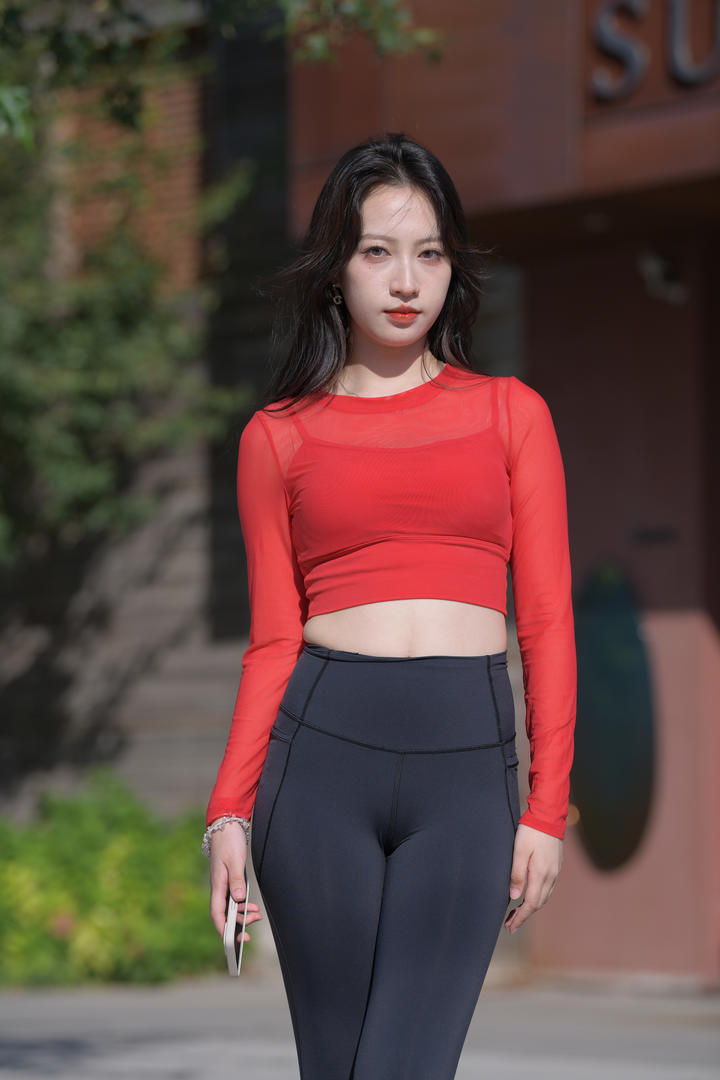 国模吧街拍黑色紧身裤美女性感图片