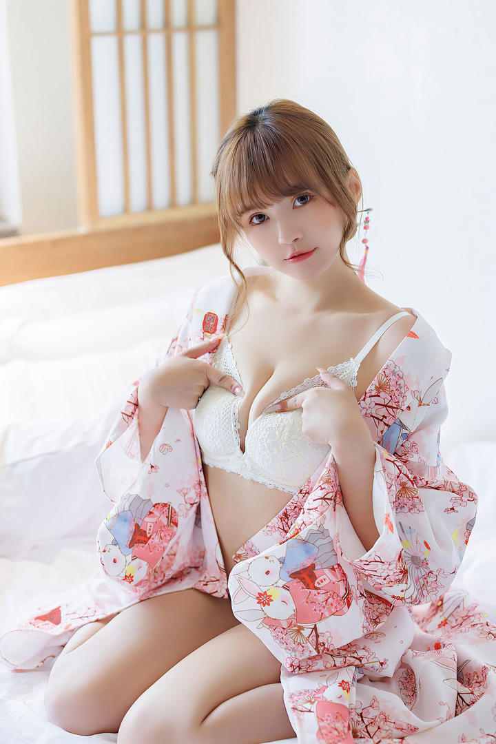 日本性感大胸美女嫩模和服写真图片