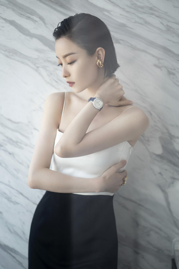 倪妮高冷女神短发吊带性感写真图片