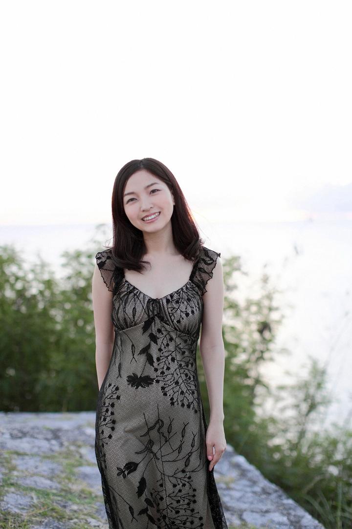 端庄成熟的日本气质美女爬山图片