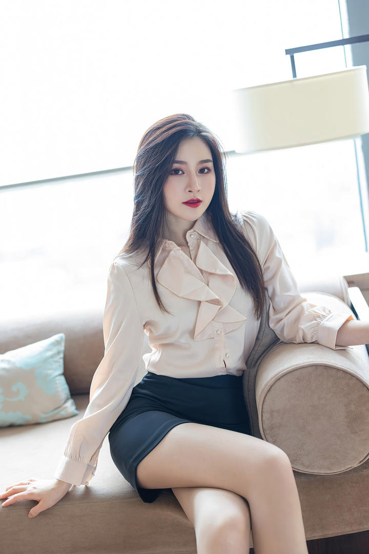 翘着白皙美腿的极品美女人体摄影写真图片