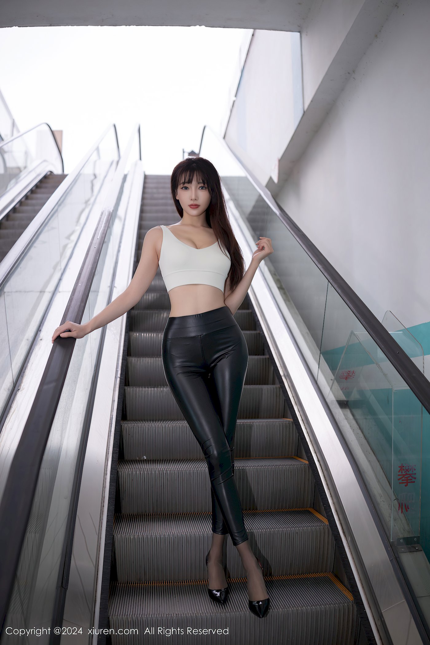 秀人网模特陆萱萱黑色皮裤搭配魅惑黑丝韩国旅拍