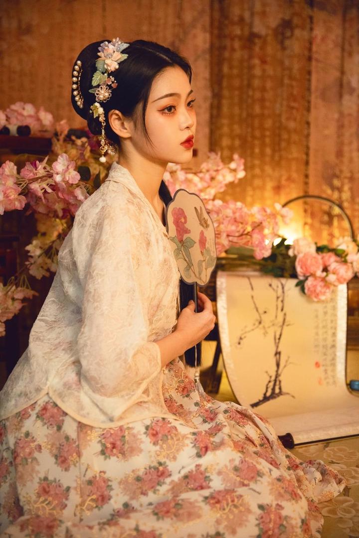 穿着唯美古装的气质美女古风图片