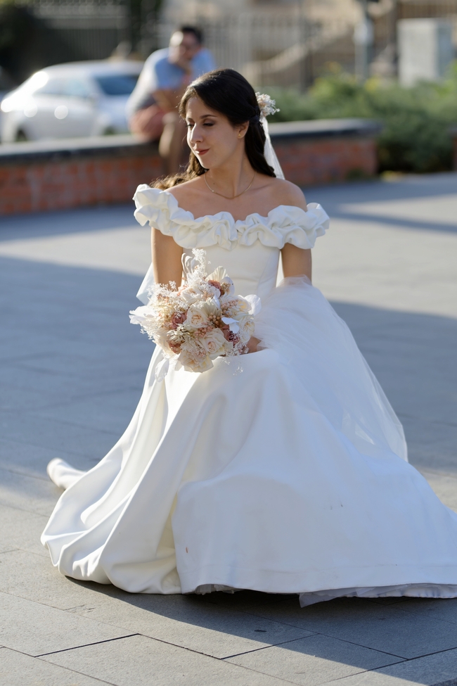 欧美街头白色婚纱美女街拍婚纱照图片