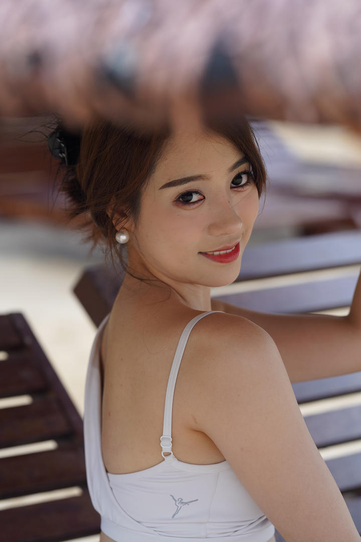 国产高清成熟泳装女神性感图片
