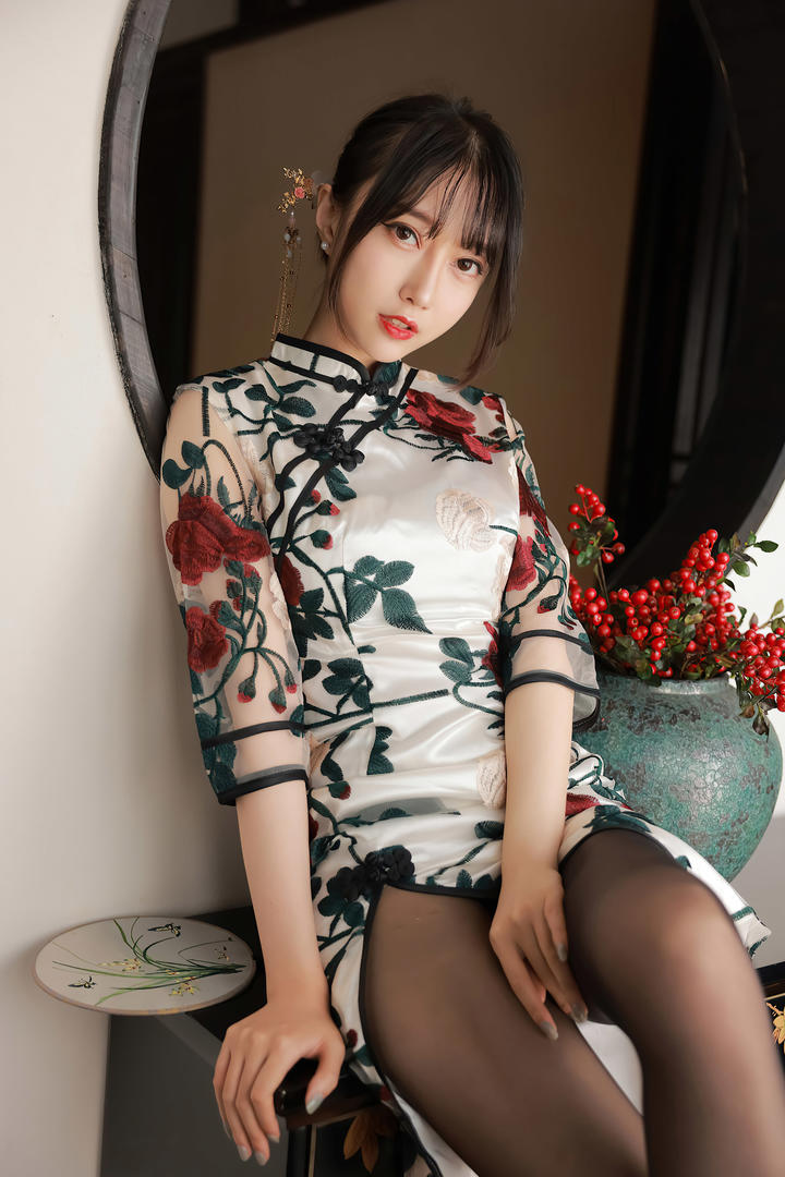 穿黑丝袜的性感旗袍美女玥儿国产精品美女模特写真图片