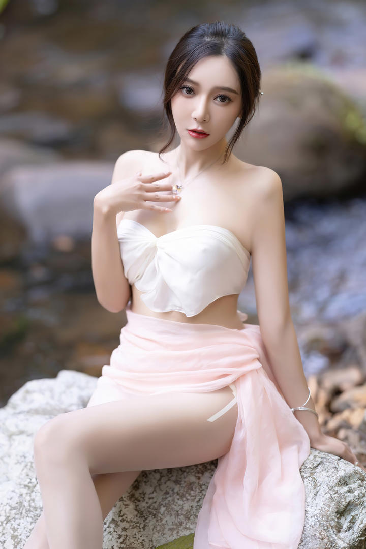 99国内精品国模王馨瑶户外露点私拍写真套图