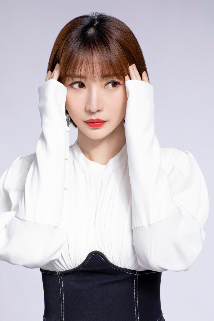 高清短发美女明星柳岩气质写真图片