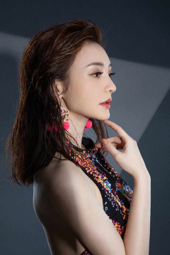 中国美女明星柳岩露背性感旗袍美女写真图片