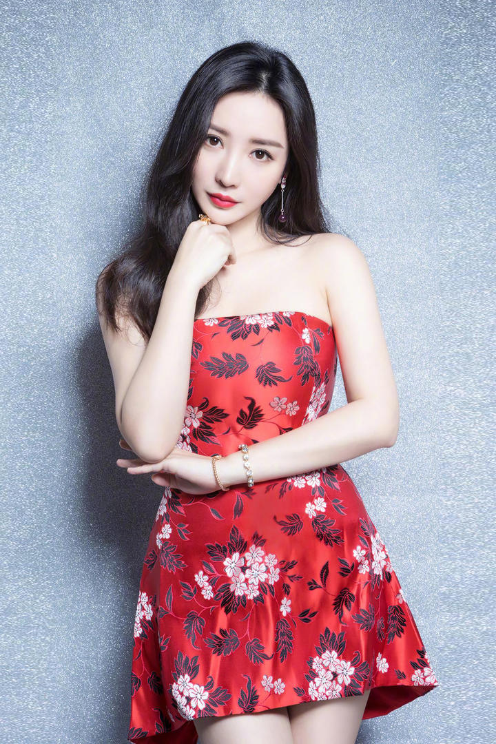穿着红色性感超短裙的国内美女明星柳岩写真图片