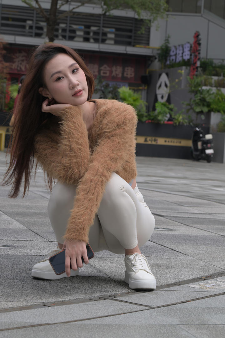 蹲在街头的白色紧身瑜伽裤美女勒痕明显图片