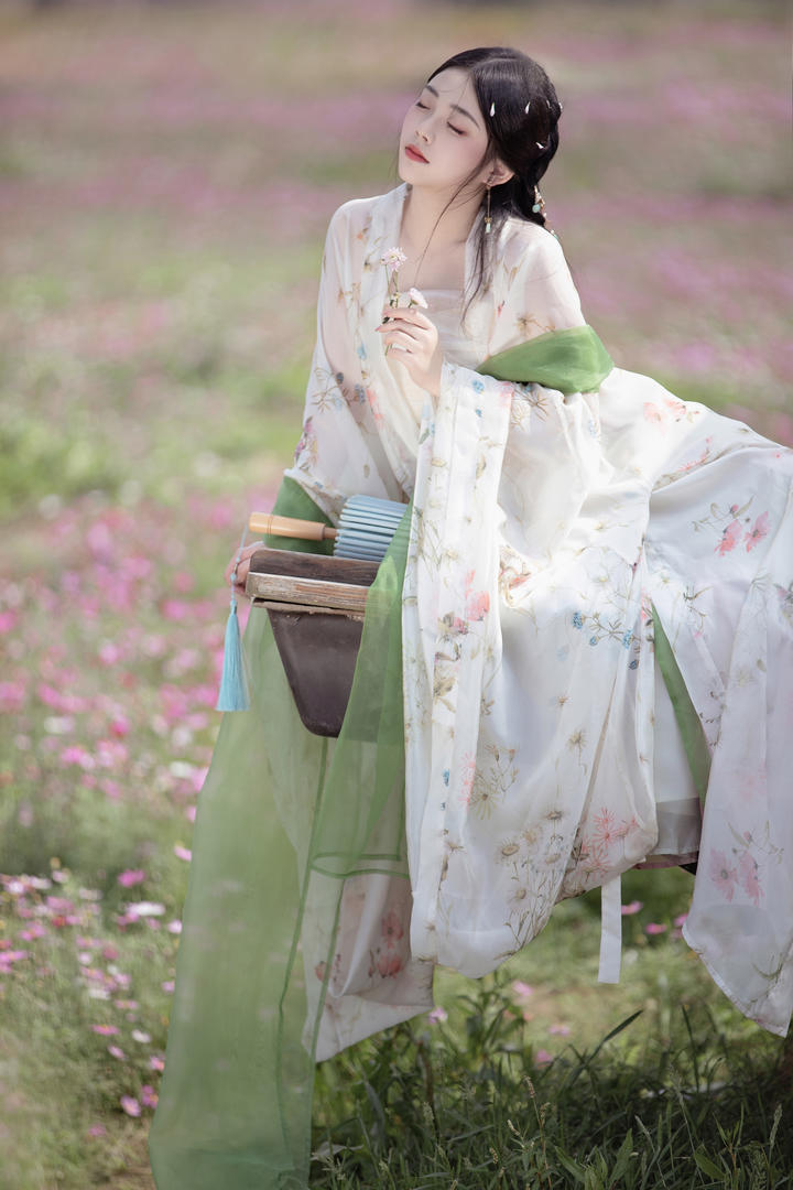 中国古典汉服美女主播户外约拍写真图片