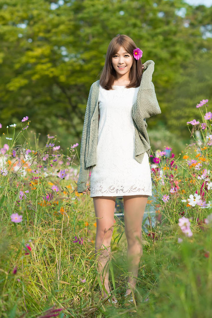 站在草丛中的高清韩国清纯美女图片