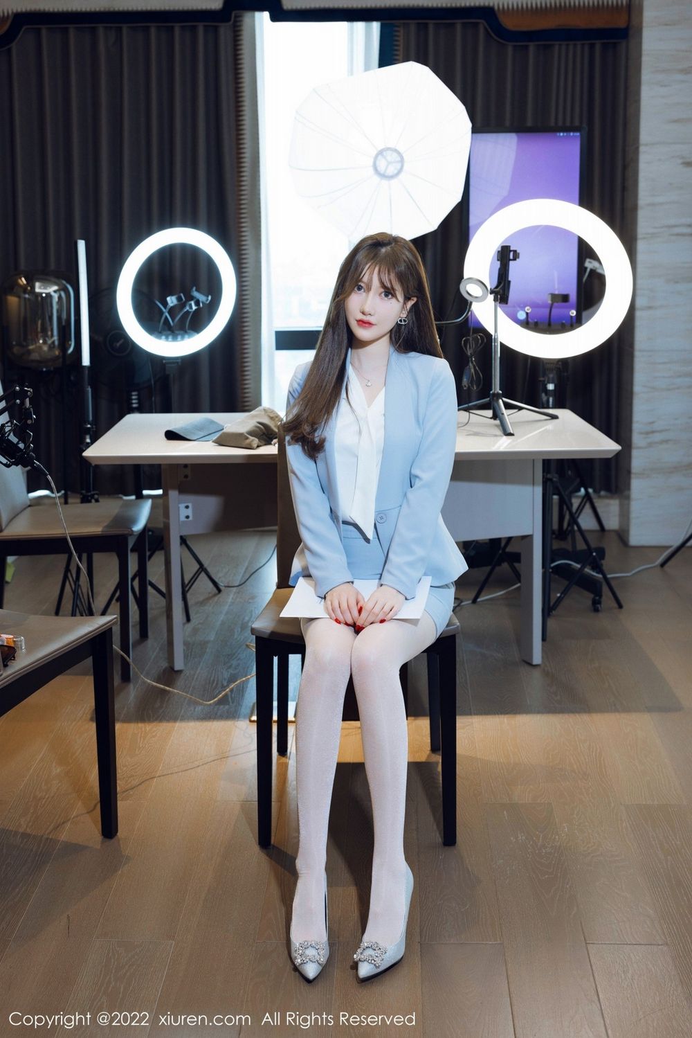 秀人网美女模特美桃酱淡蓝色服饰白色丝袜系列性感写真