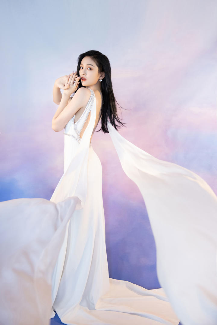气质美女明星吴宣仪白色礼服唯美艺术照