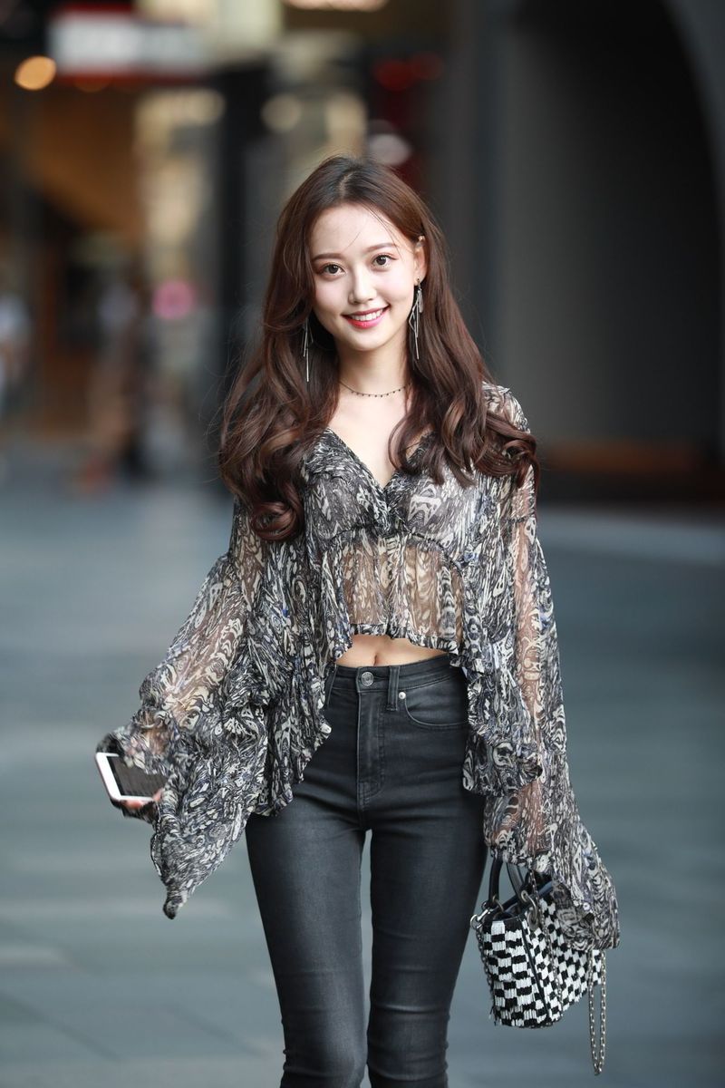 高颜值长发美女主播云小朵MM牛仔长裤半透视上衣成都街拍