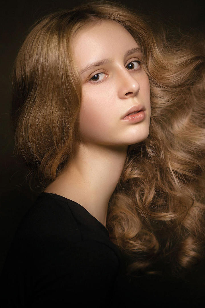 欧美卷发艺术人像摄影图片