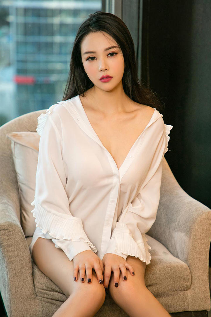 坐在沙发上的高清性感气质女神写真图片