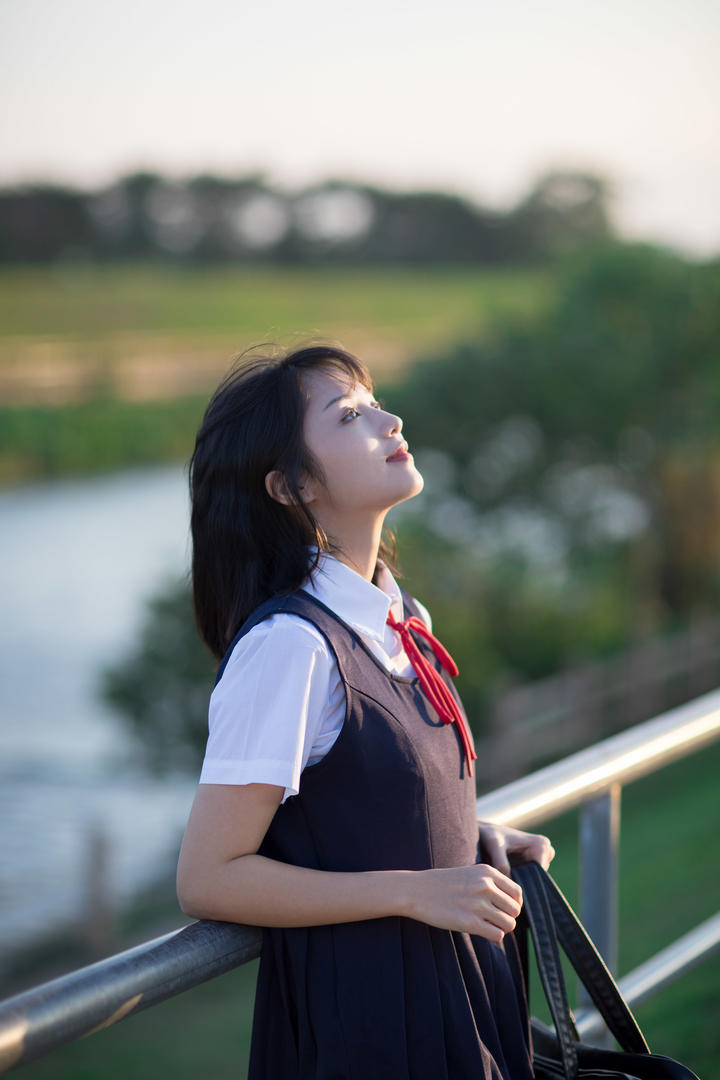 靠在栏杆上的高清日本甜美校服女生头像图片大全