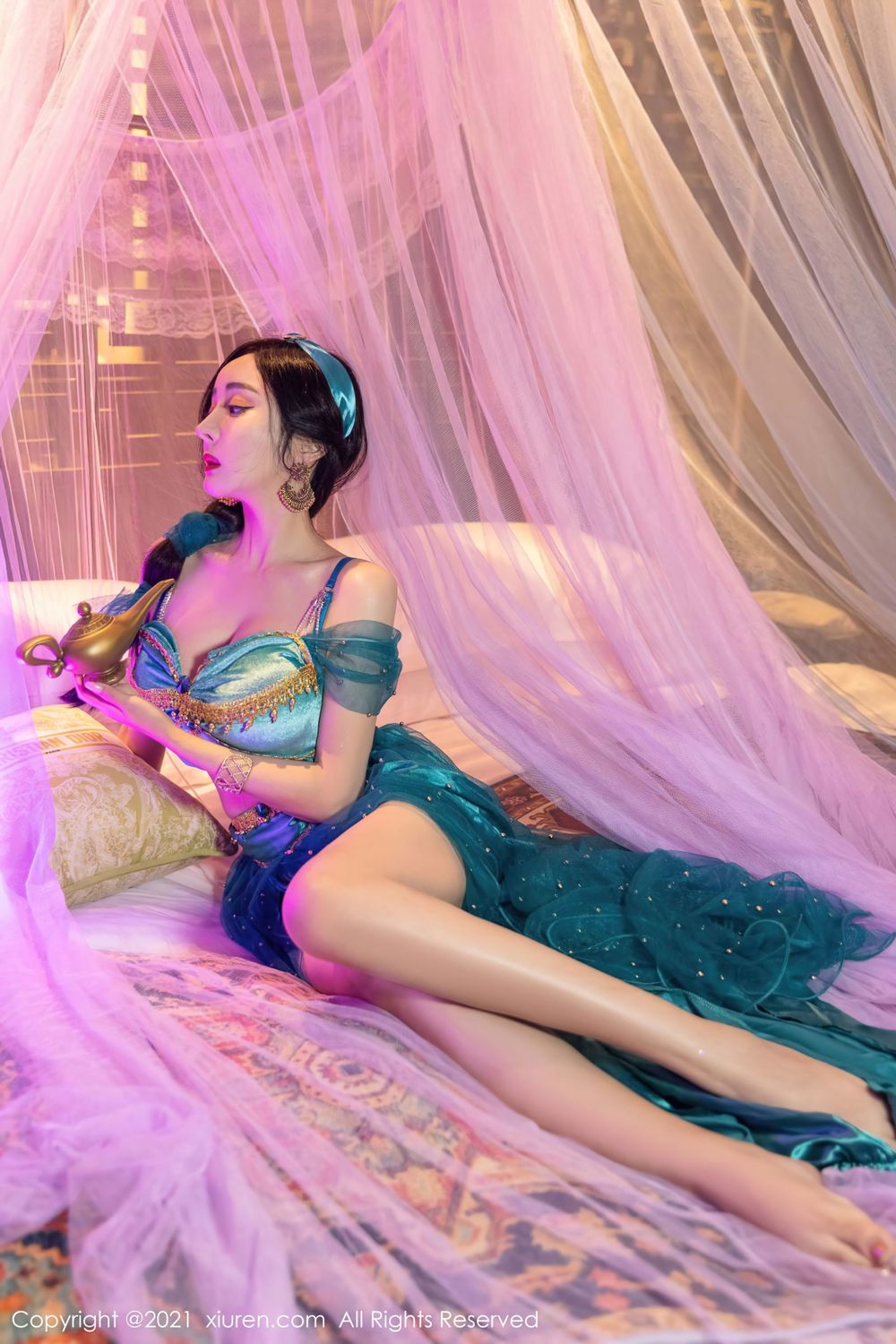 秀人网美女模特允薾娇柔身段波涛胸涌异域风情成都旅拍