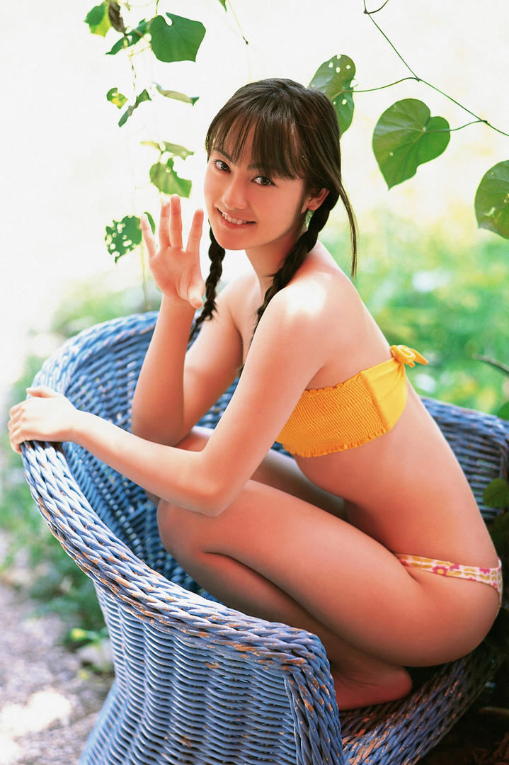 蹲在椅子上的日本清纯泳装美女GOGO人体艺术写真图片