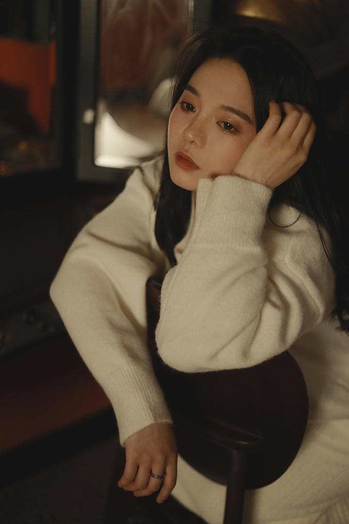 坐在椅子上发呆的美女qq头像女生图片