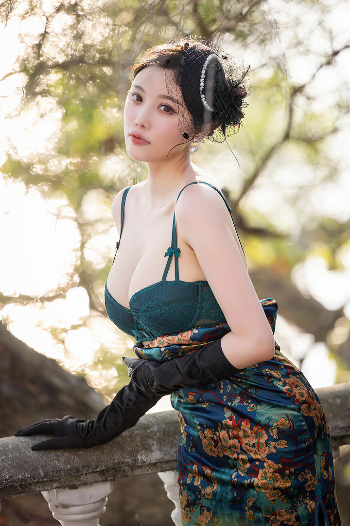 高清胸大美女模特杨晨晨舞女装扮写真套图