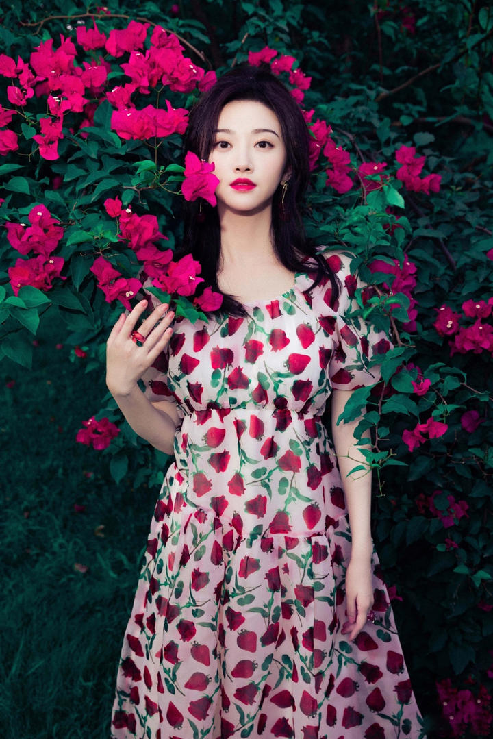 当红花旦景甜美女明星户外写真图片
