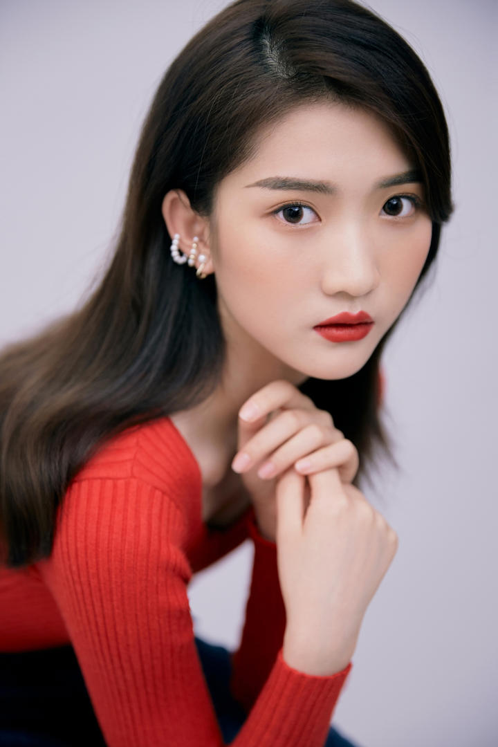清纯红唇气质美女写真图片