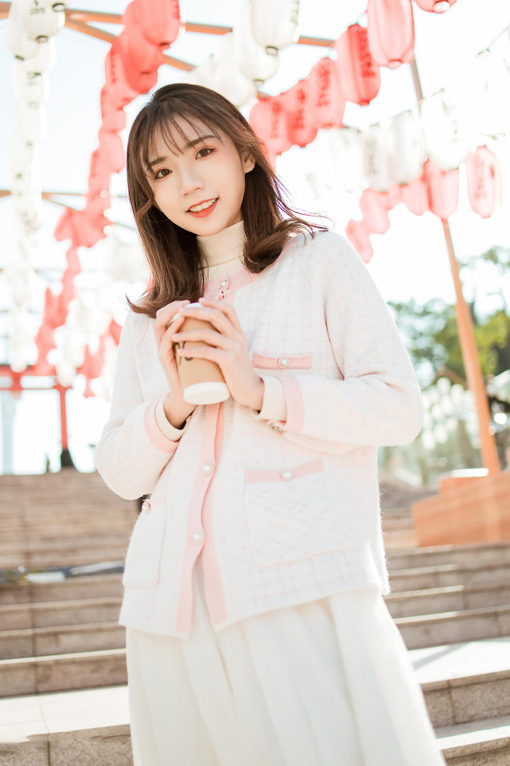 捧着奶茶的美女清纯日本美女果果图片